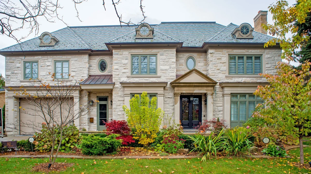 Casa con ventanas de madera DÖPFNER