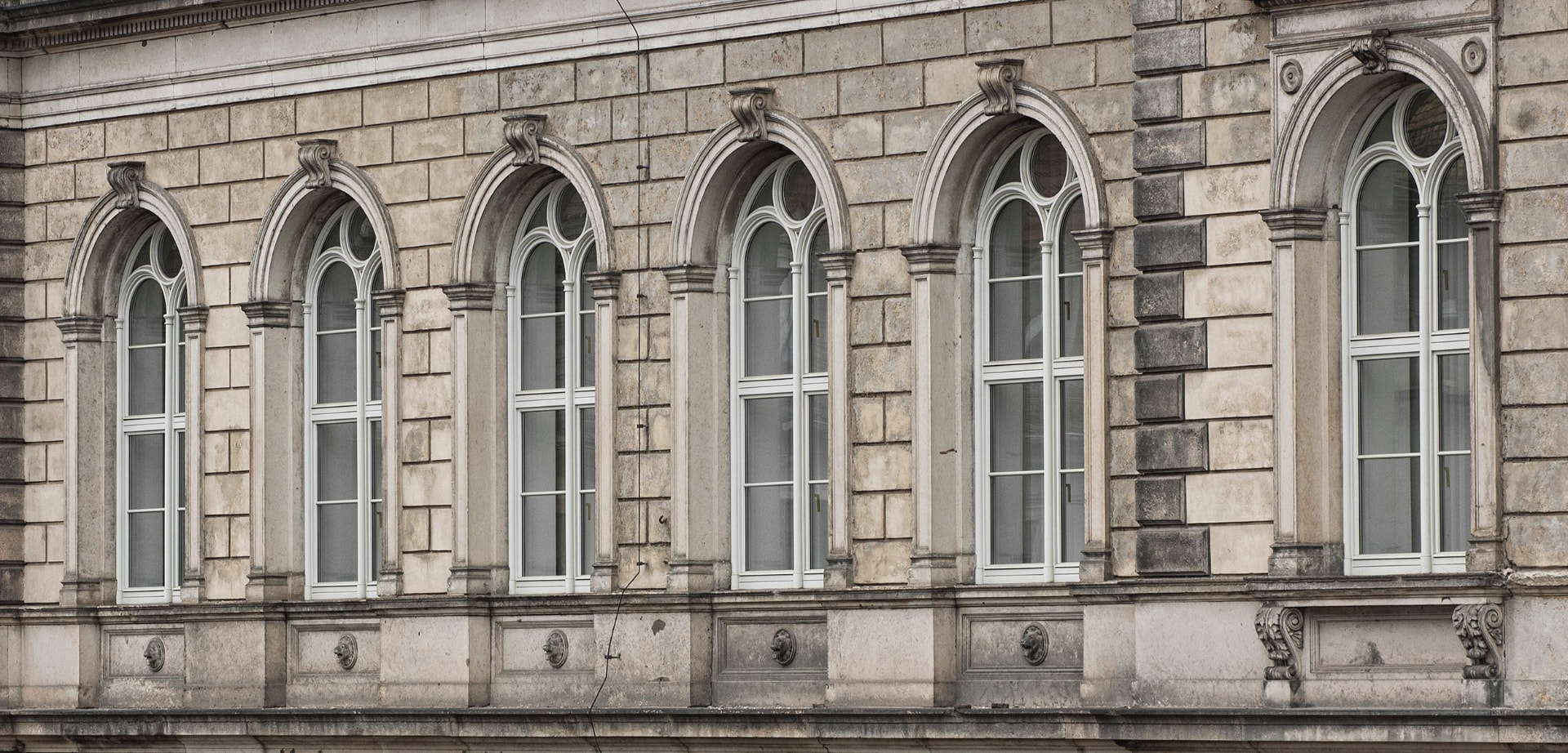 Fachada histórica con ventanas de réplica Stil 2 Upgrade