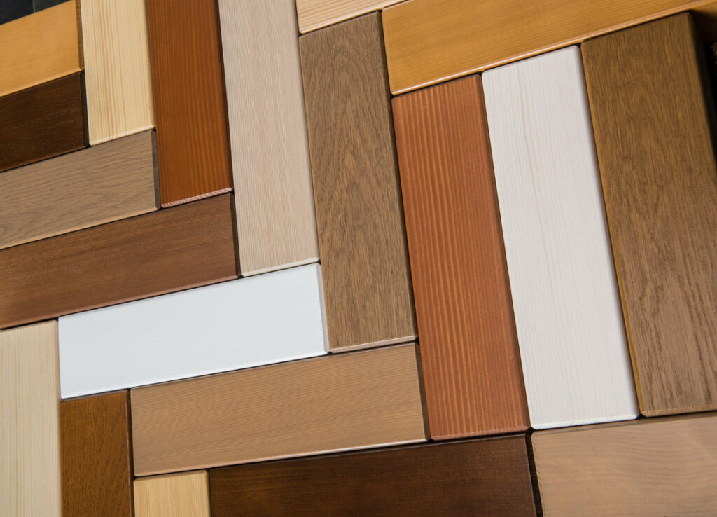 Muestras de madera de abeto, alerce y roble para ventanas