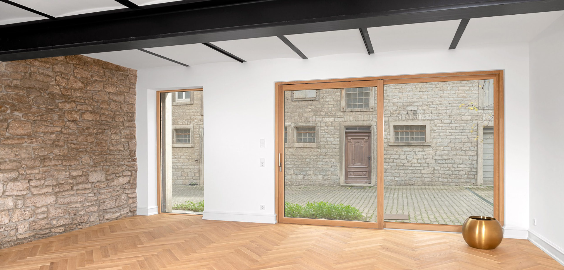 Salón con una corredera elevable de gran formato abierta al exterior