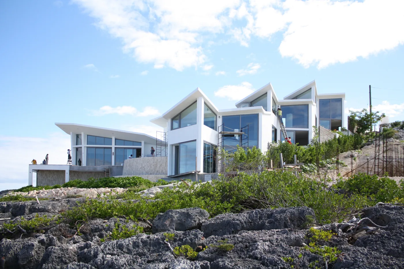 Vivienda contemporánea en obra nueva con grandes ventanas