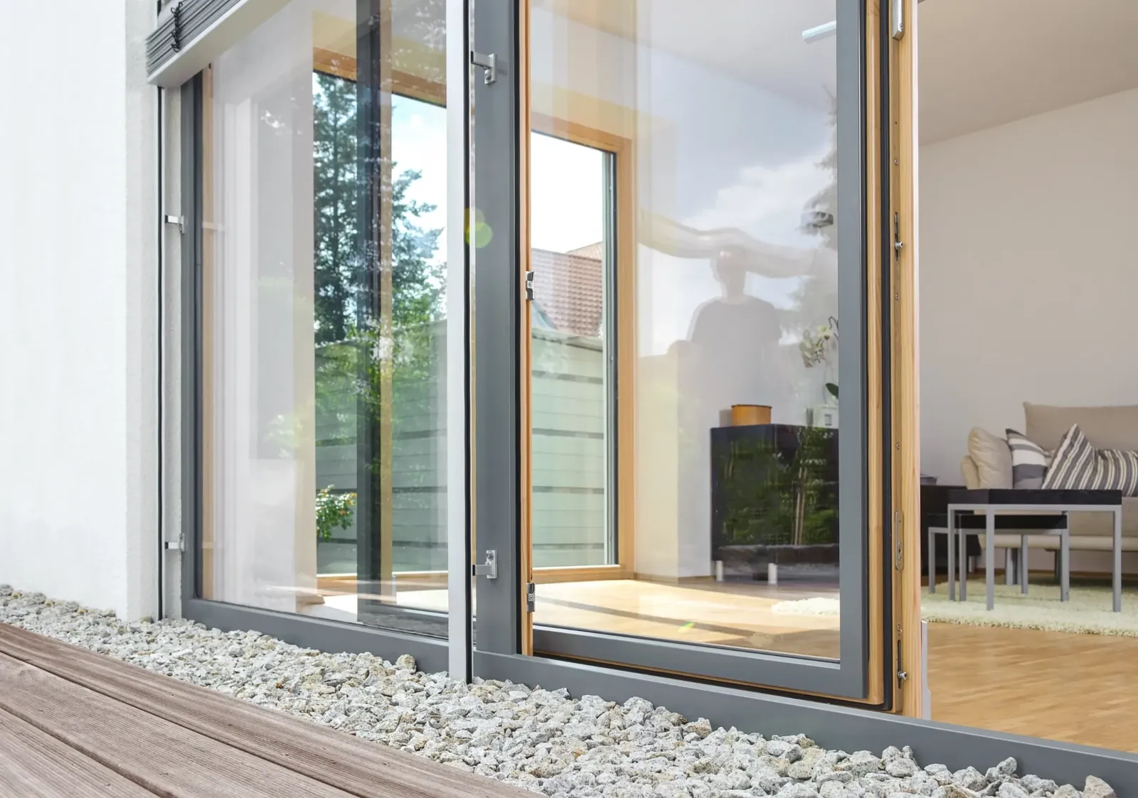 Vivienda con ventanas de madera-aluminio en un entorno arbolado