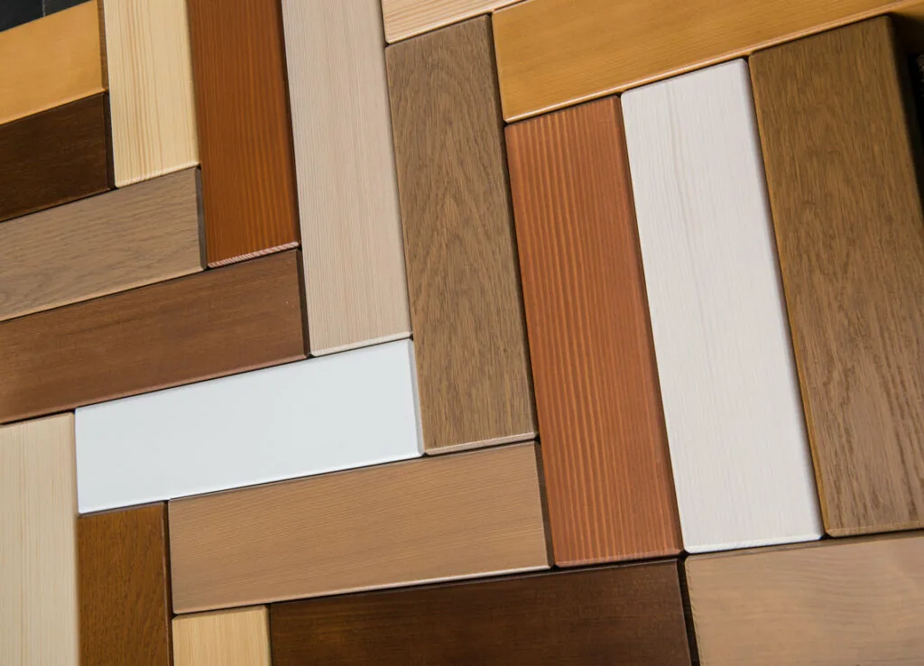 Mosaico de muestras de madera y acabados
