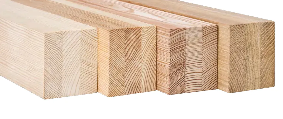 Bloques de madera laminada apilados en la fábrica DÖPFNER antes del mecanizado