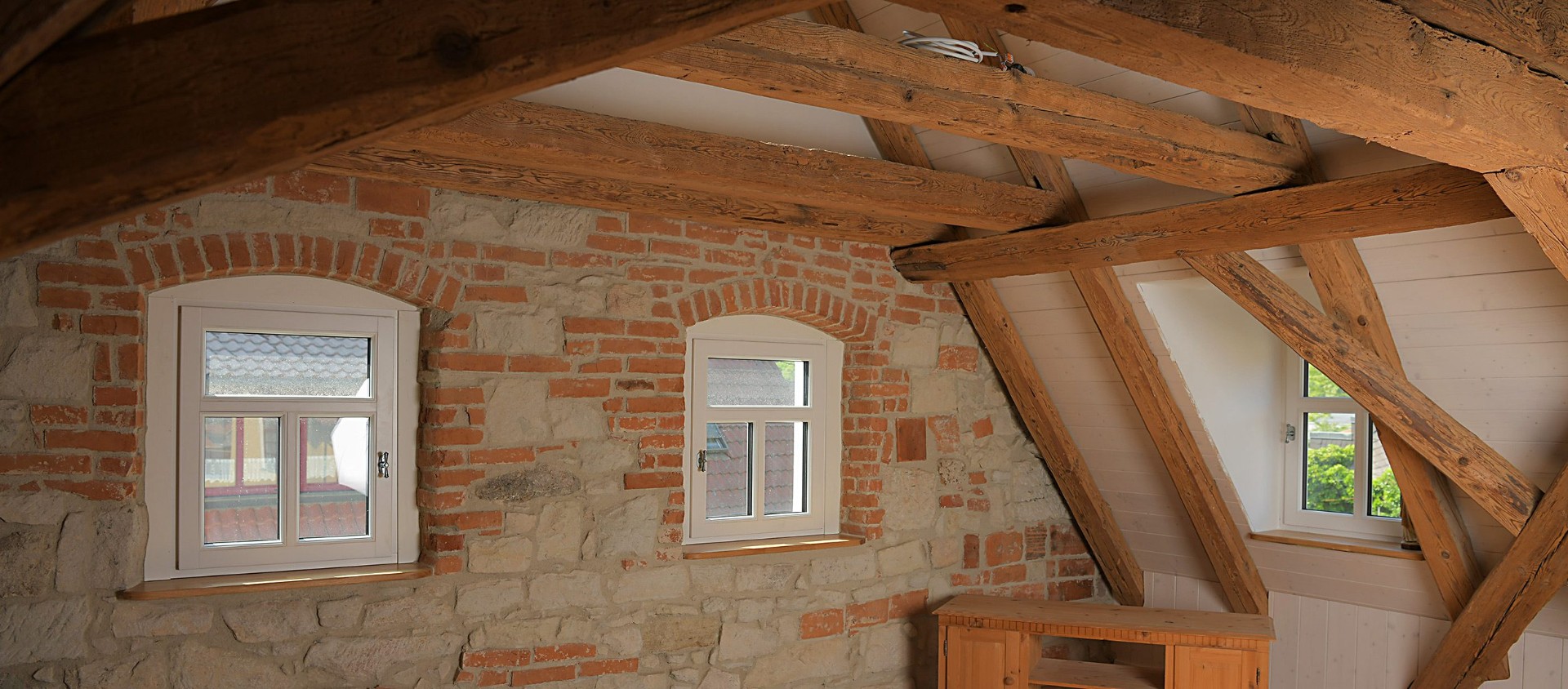 Ventanas Stil en una buhardilla con vigas vistas