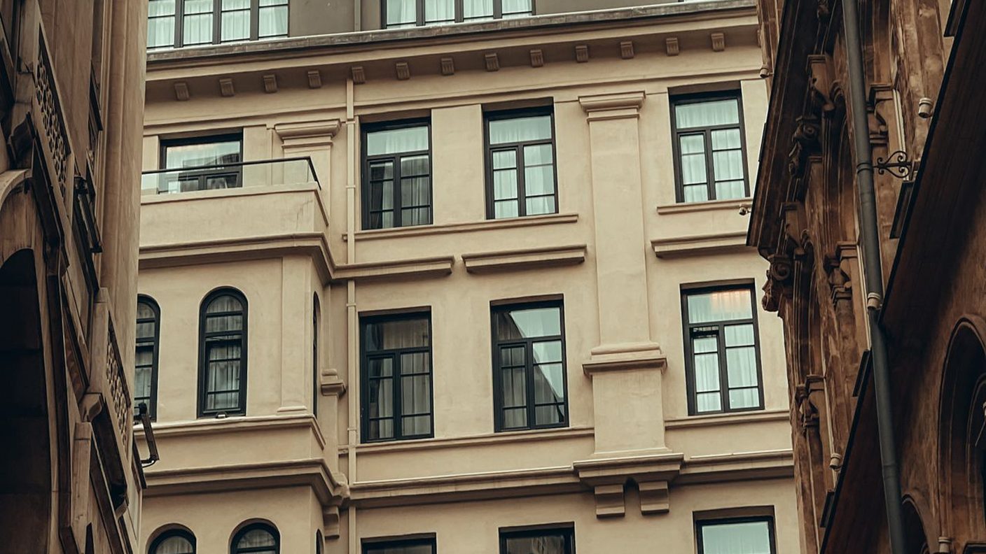 Edificio urbano histórico con una fachada de ventanas repetidas