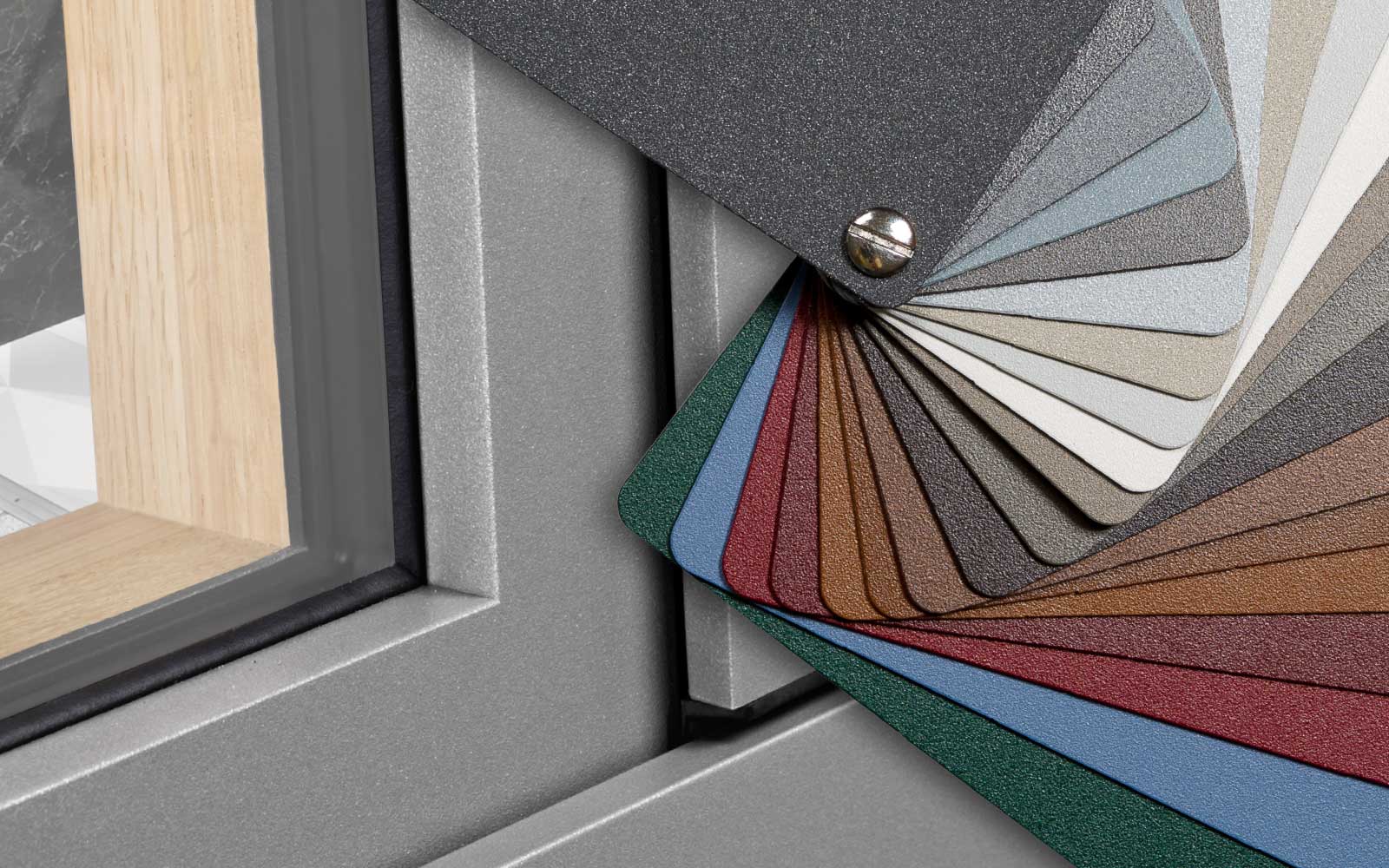 Carta de colores del lacado DIAMOND FINISH junto a una esquina de ventana