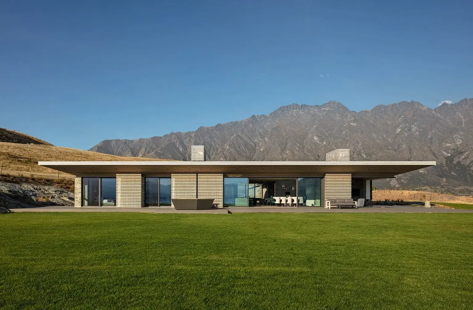 Ventanas de madera-aluminio en una vivienda contemporánea