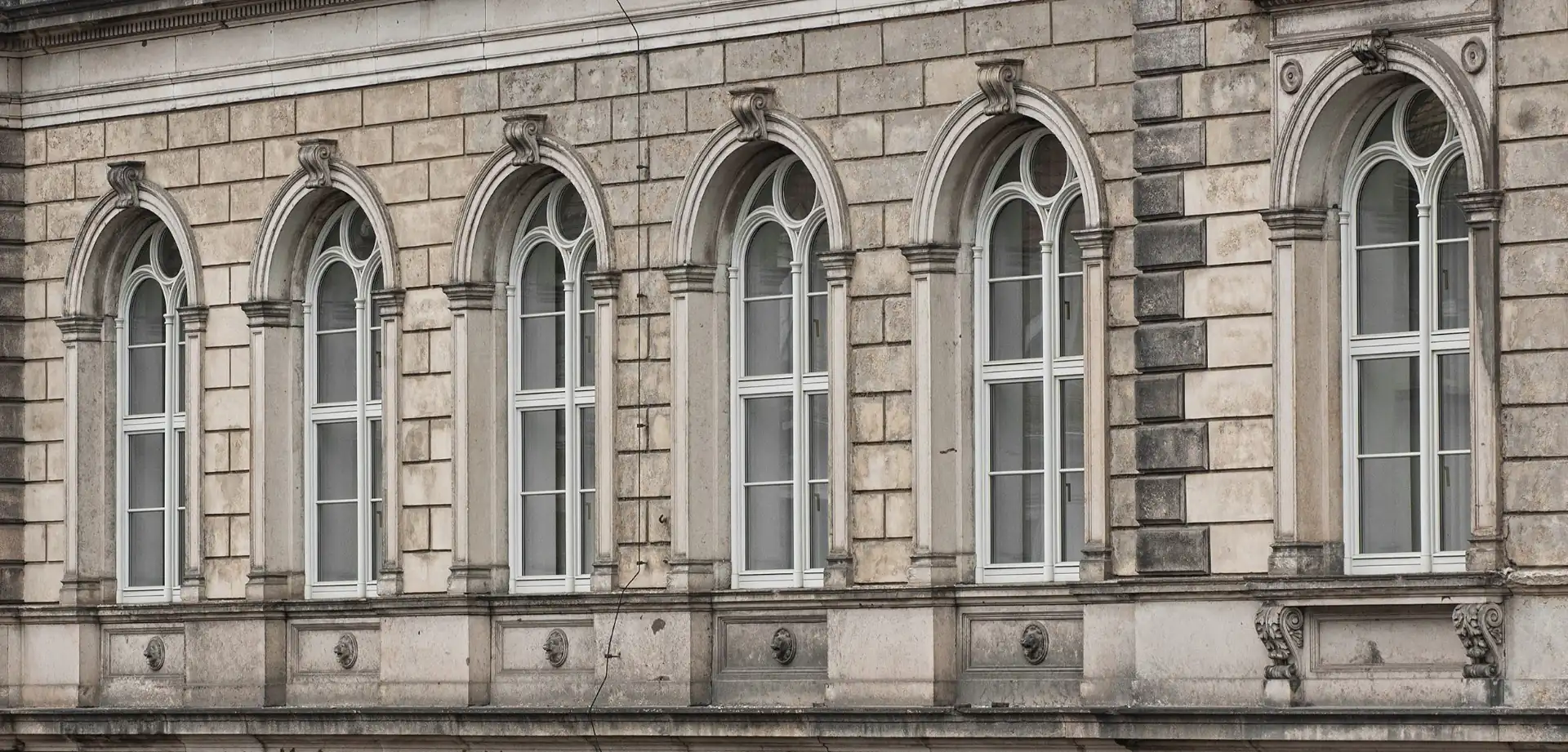 Fachada rehabilitada en Leipzig con ventanas de madera DÖPFNER