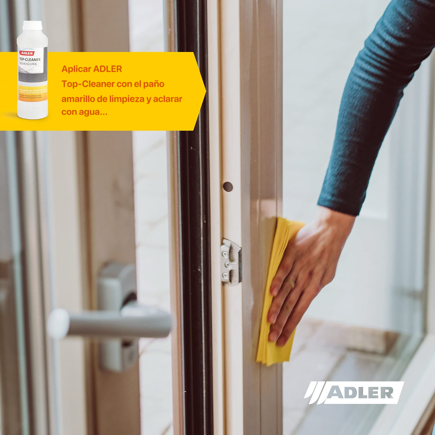 Aplicación de ADLER Top Cleaner con el paño amarillo sobre el marco de una ventana de madera