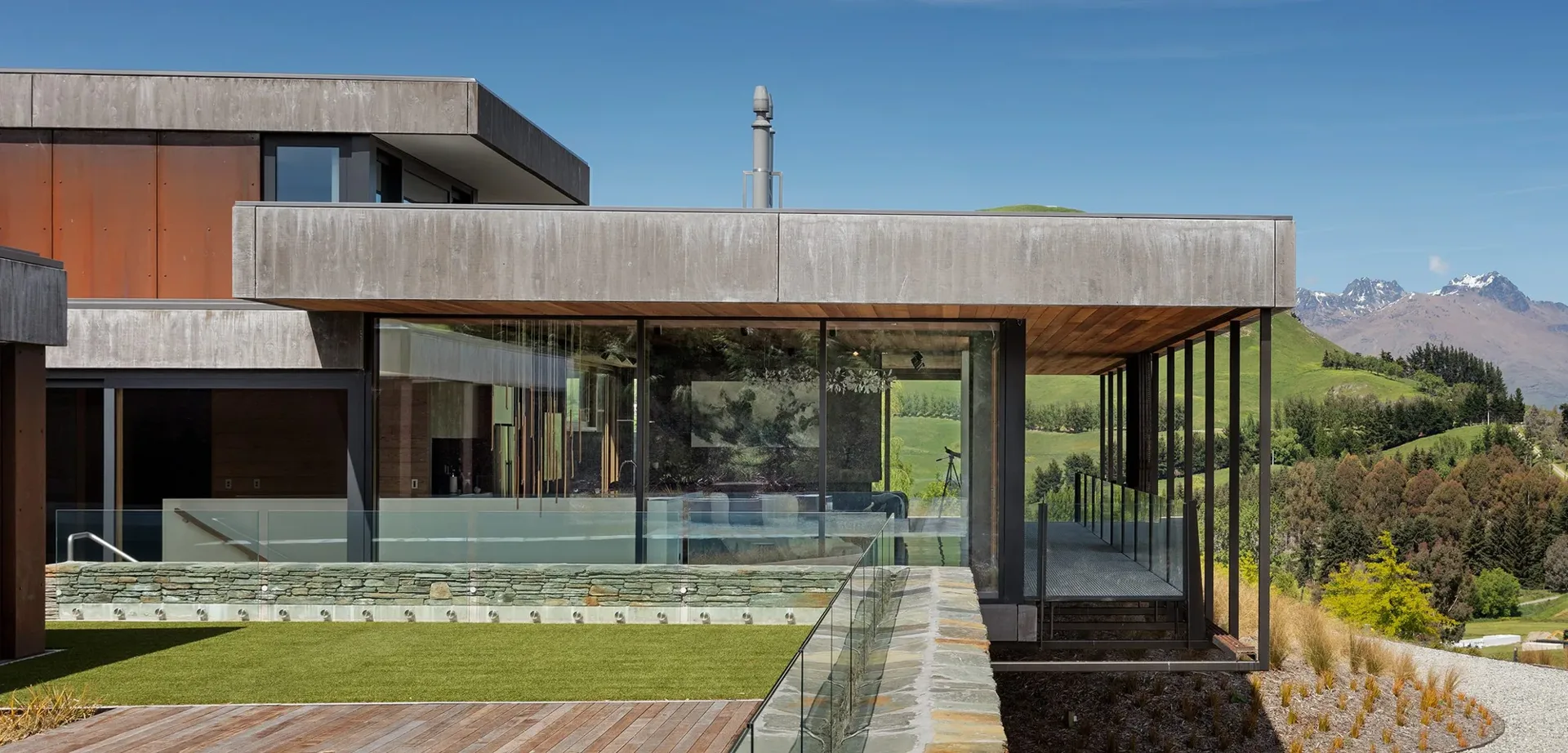 Vivienda en una ladera con fachada acristalada SKYWALL de madera-aluminio