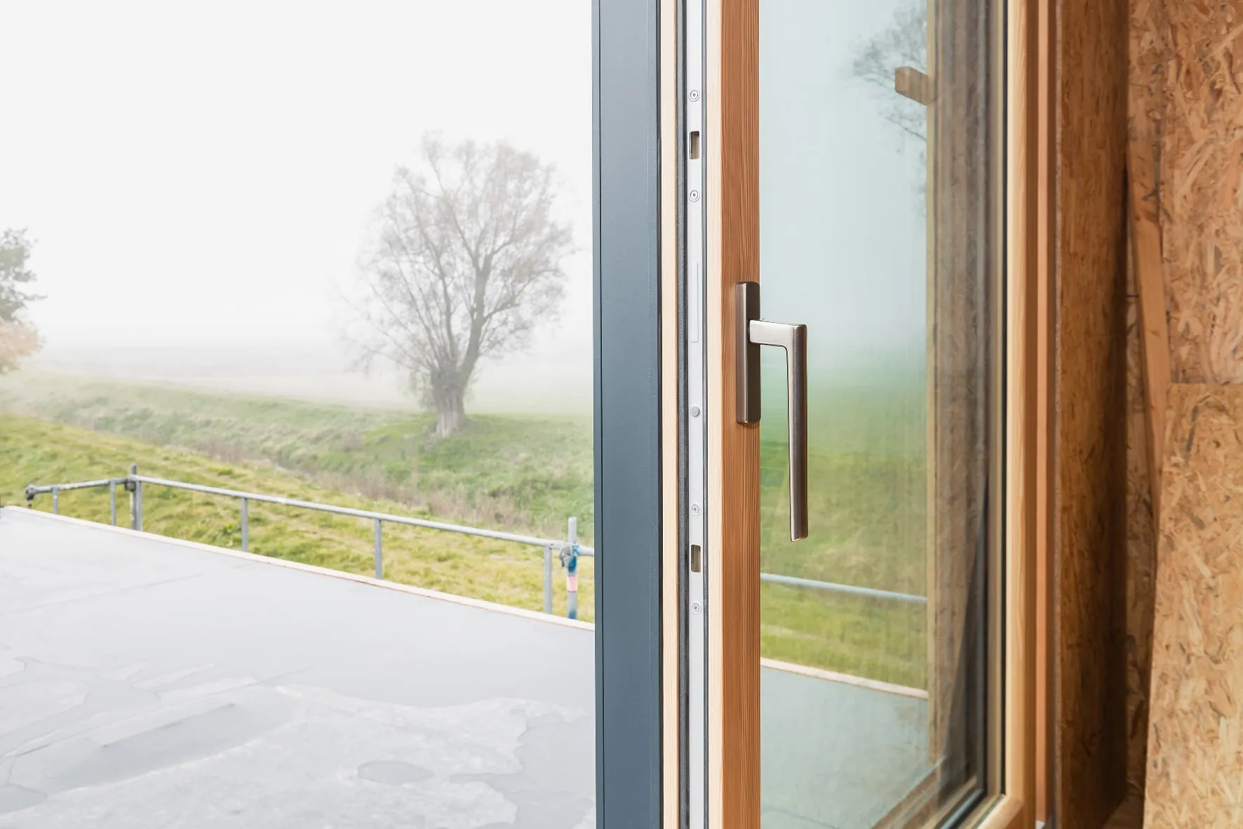 Detalle de la manilla y el herraje de una corredera elevable SKYWALL