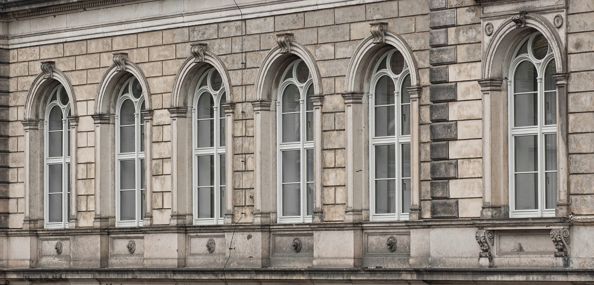 Fachada histórica con ventanas Stil 2 Upgrade